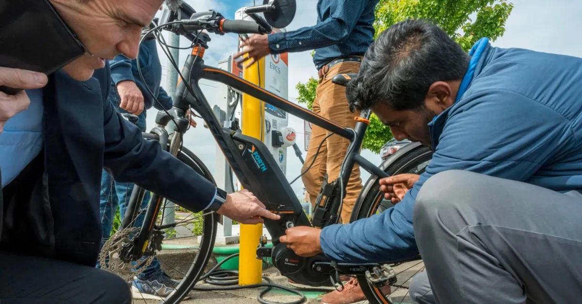 Quan sát người dùng tại bãi sạc xe máy điện